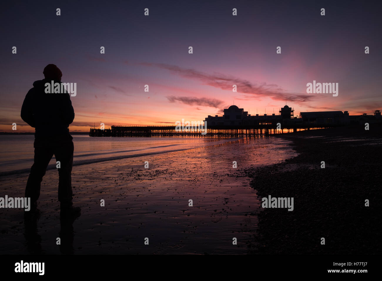 Sonnenuntergang am South Parade Pier in Southsea, Hampshire. Stockfoto