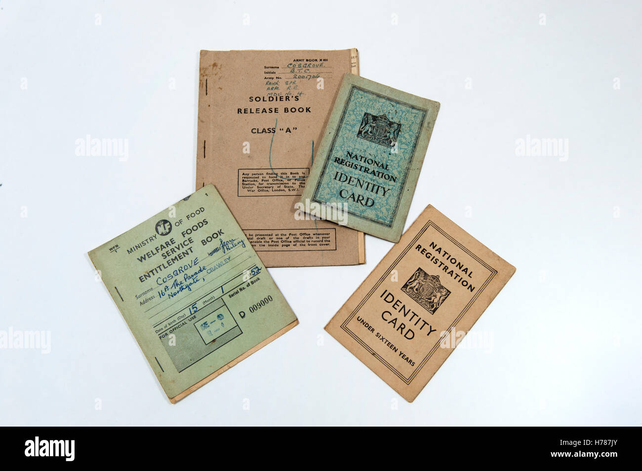 Eine Auswahl von Personalausweisen und Lebensmittelkarten aus dem Vereinigten Königreich 1940 der 1950er-Jahre Stockfoto