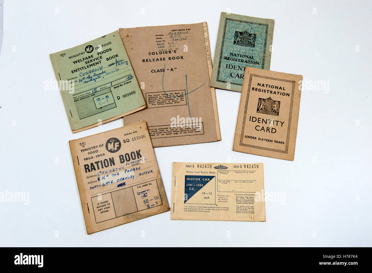Eine Auswahl von Personalausweisen und Lebensmittelkarten aus dem Vereinigten Königreich 1940 der 1950er-Jahre Stockfoto