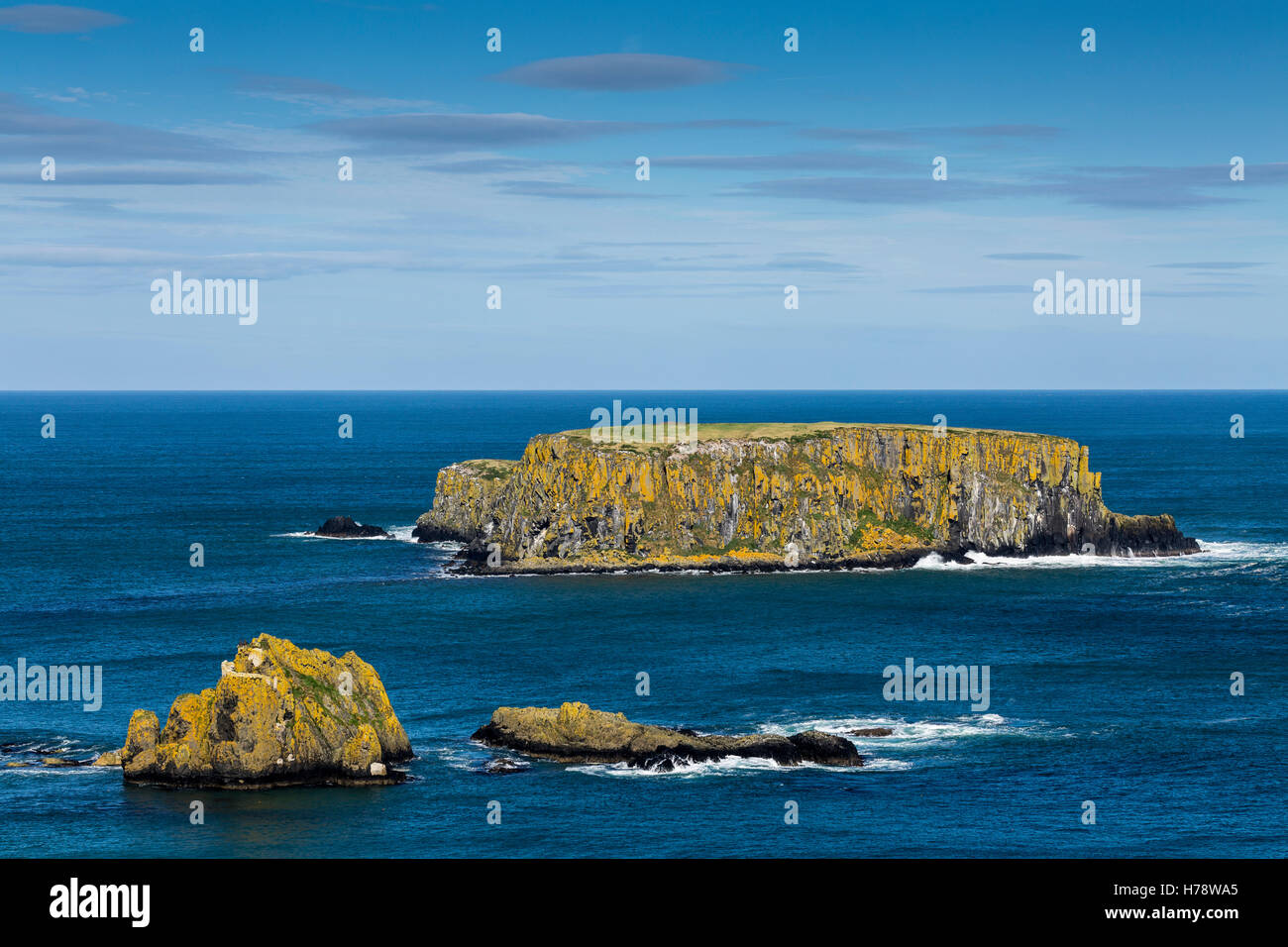 Basaltfelsen vor der Küste von North Antrim von Carrick ein Rede, Irland. Stockfoto