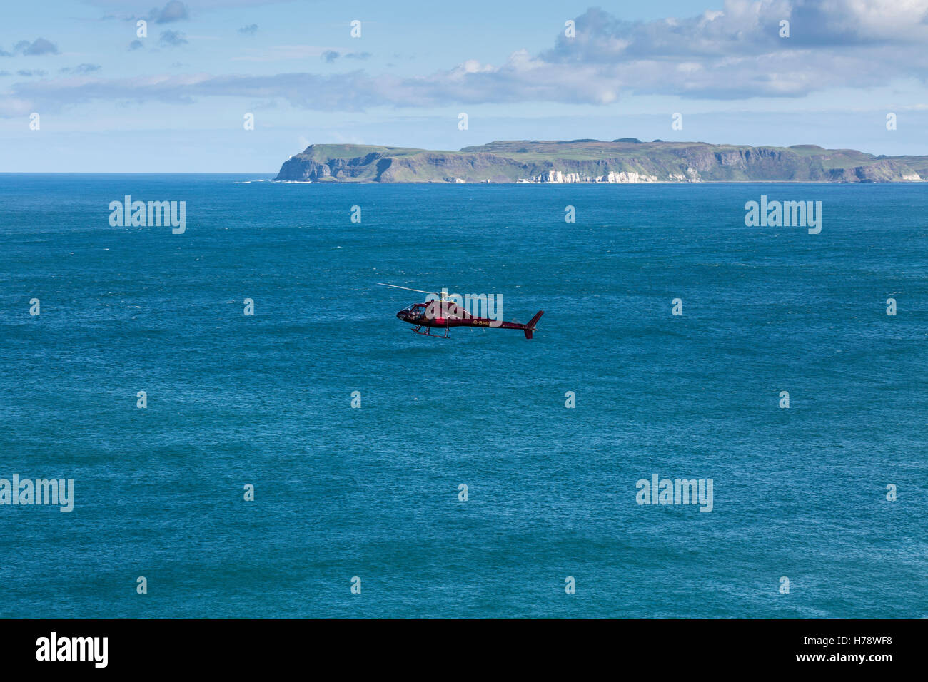 Aerospatiale AS355 Twin Eichhörnchen 2 Hubschrauber betrieben von PDG Hubschrauber, PLM-Dollar-Gruppe, fliegt über den North Antrim Küste Stockfoto