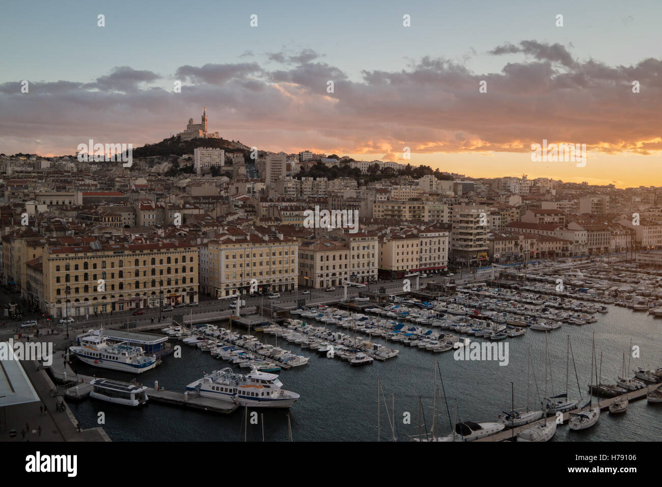 Blick auf den Vieux Port in Marseille bei Sonnenuntergang Stockfoto