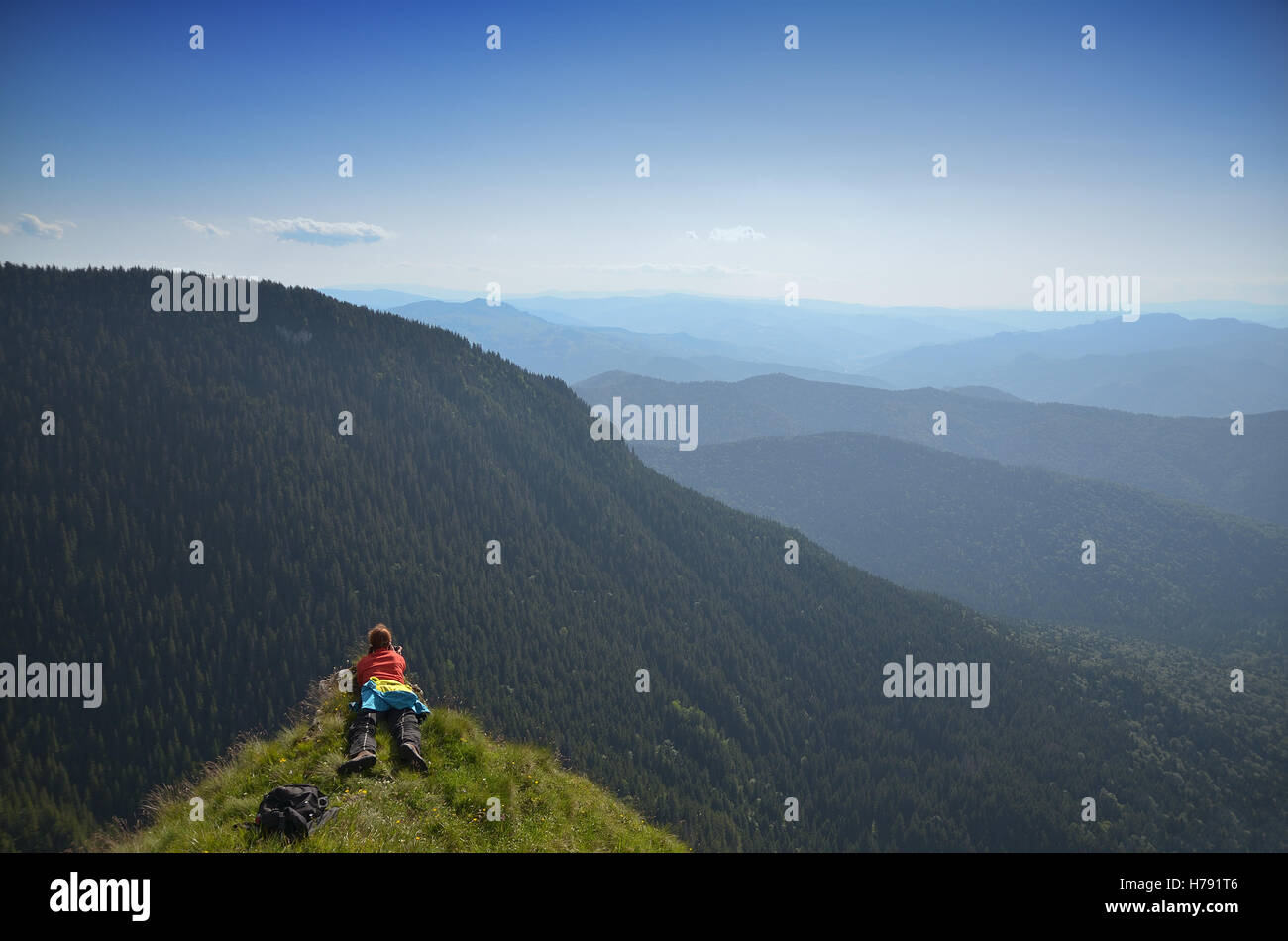 Weibliche Fotografen auf einem Berggipfel, schießen die Landschaft Stockfoto