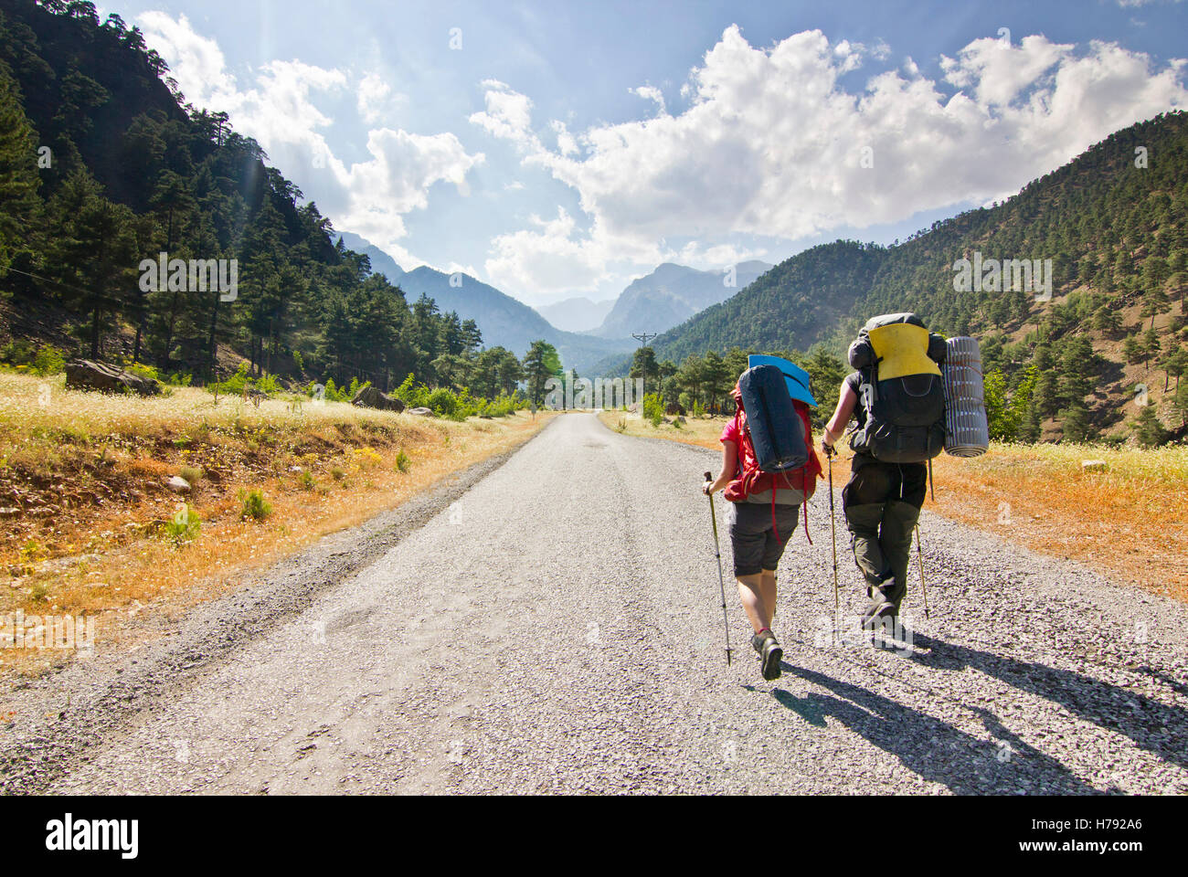 zwei Wanderer mit Stöcken und Rucksäcke Wandern in Türkei Bergen, Aladağlar, gegen die Sonne Stockfoto