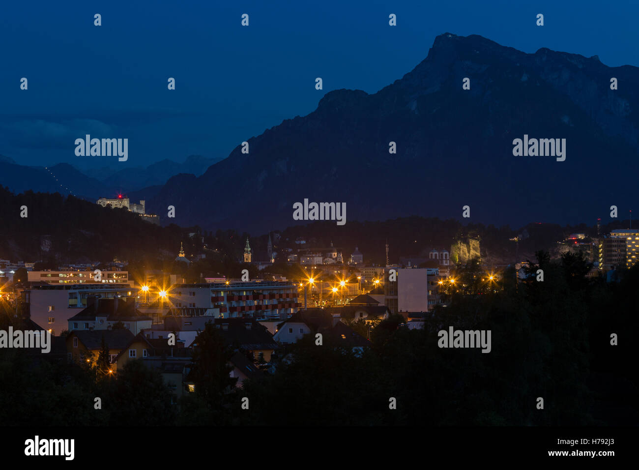 Nacht-Blick über die Stadt Salzburg in Österreich. Stockfoto