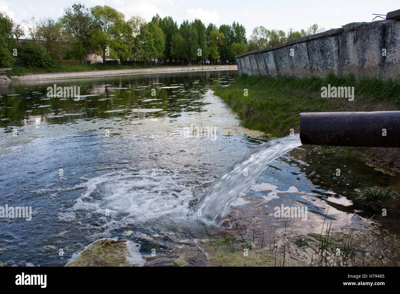 Wasser Durchfluss Haltestellen von der Kanalisation in den Fluss, See Stockfoto