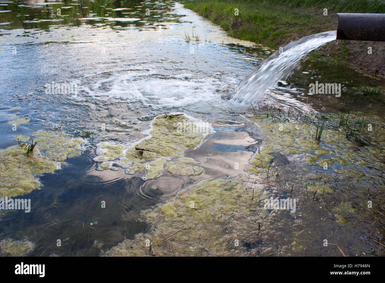Wasser Durchfluss Haltestellen von der Kanalisation in den Fluss, See Stockfoto