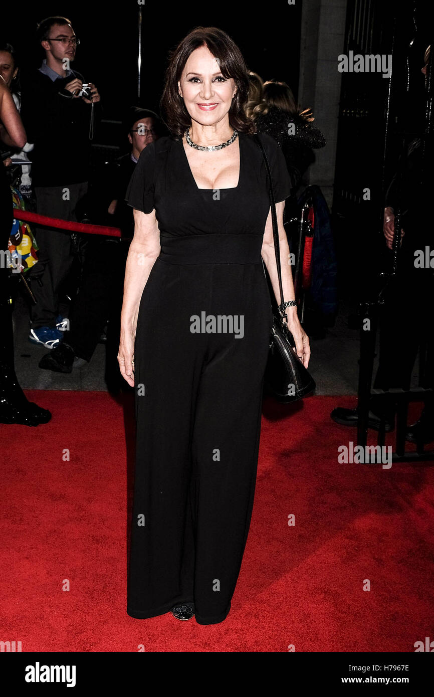 Arlene Phillips kommt auf dem roten Teppich für den Daily Mirror Pride of Britain Awards auf 31.10.2016 The Grosvenor House Hotel, London. Im Bild: Arlene Phillips. Bild von Julie Edwards. Stockfoto