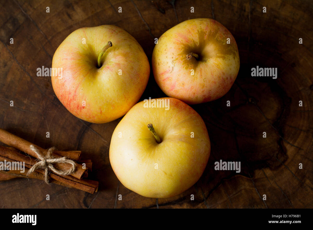 Äpfel und Zimtstangen, Essen Stilleben Stockfoto