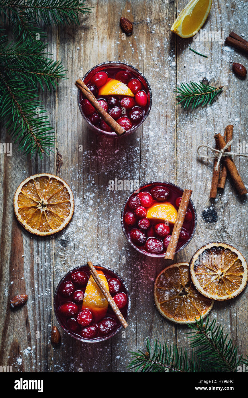 Glühwein in Gläsern auf Holztisch, Ansicht von oben. Weihnachten-Stillleben Stockfoto