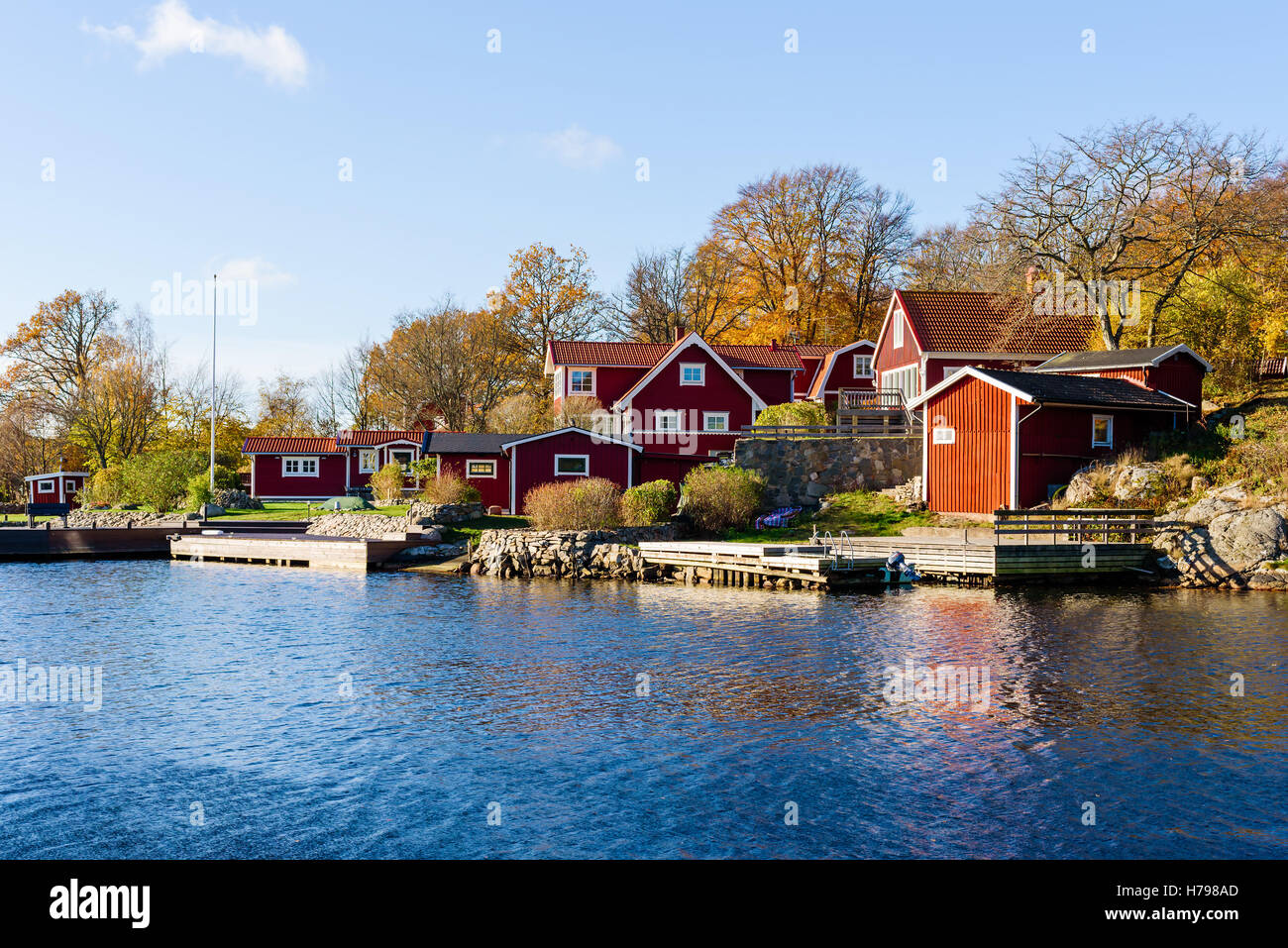 Bokevik, Schweden - 29. Oktober 2016: Ökologische Dokumentation der küstennahen Lebensweise. Häuser der roten Holz am Meer mit privaten Stegen Stockfoto