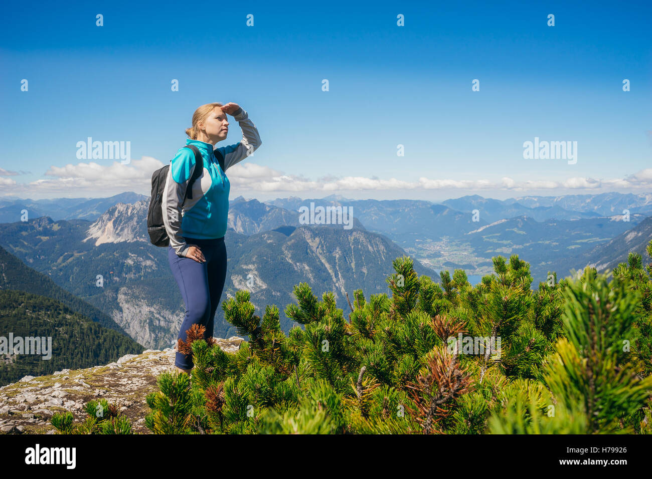 Junge weibliche Wanderer stehen am Rande des Hügels und betrachten. Alpine Gebirge, Österreich Stockfoto