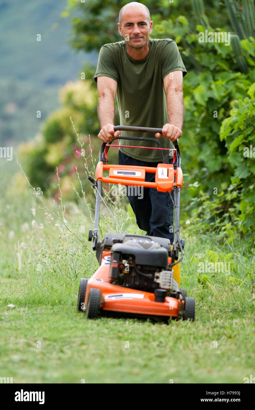 Gärtner mit Rasenmäher Mähen Stockfotografie Alamy