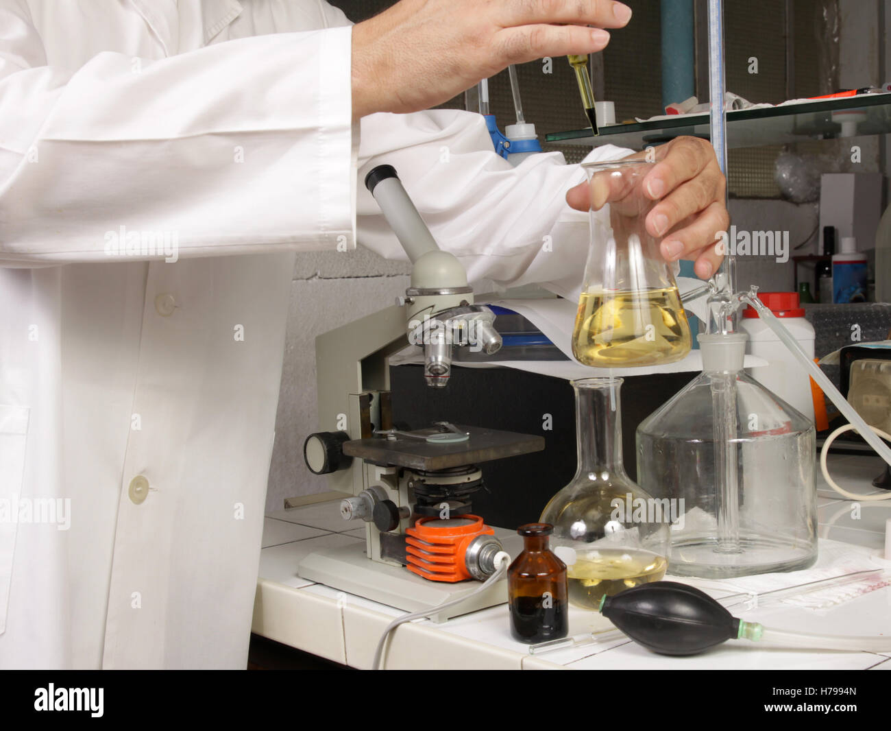 Biologe an der Arbeit in einem Labor Stockfoto