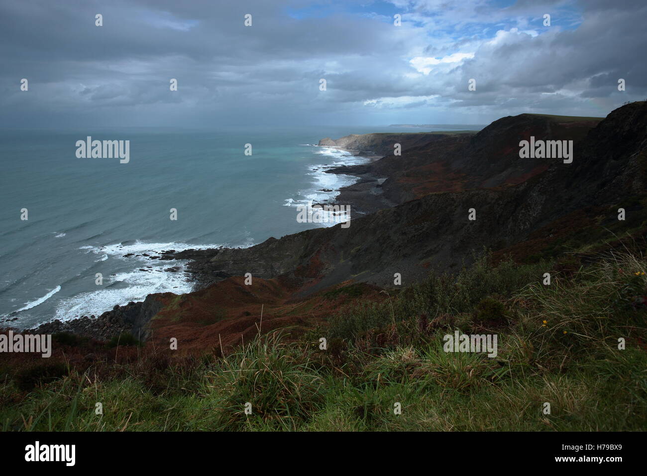 Blick entlang der Südwestküste-Weg in Cornwall, in der Nähe von Boscastle, mit Blick auf hohen Felsen Stockfoto