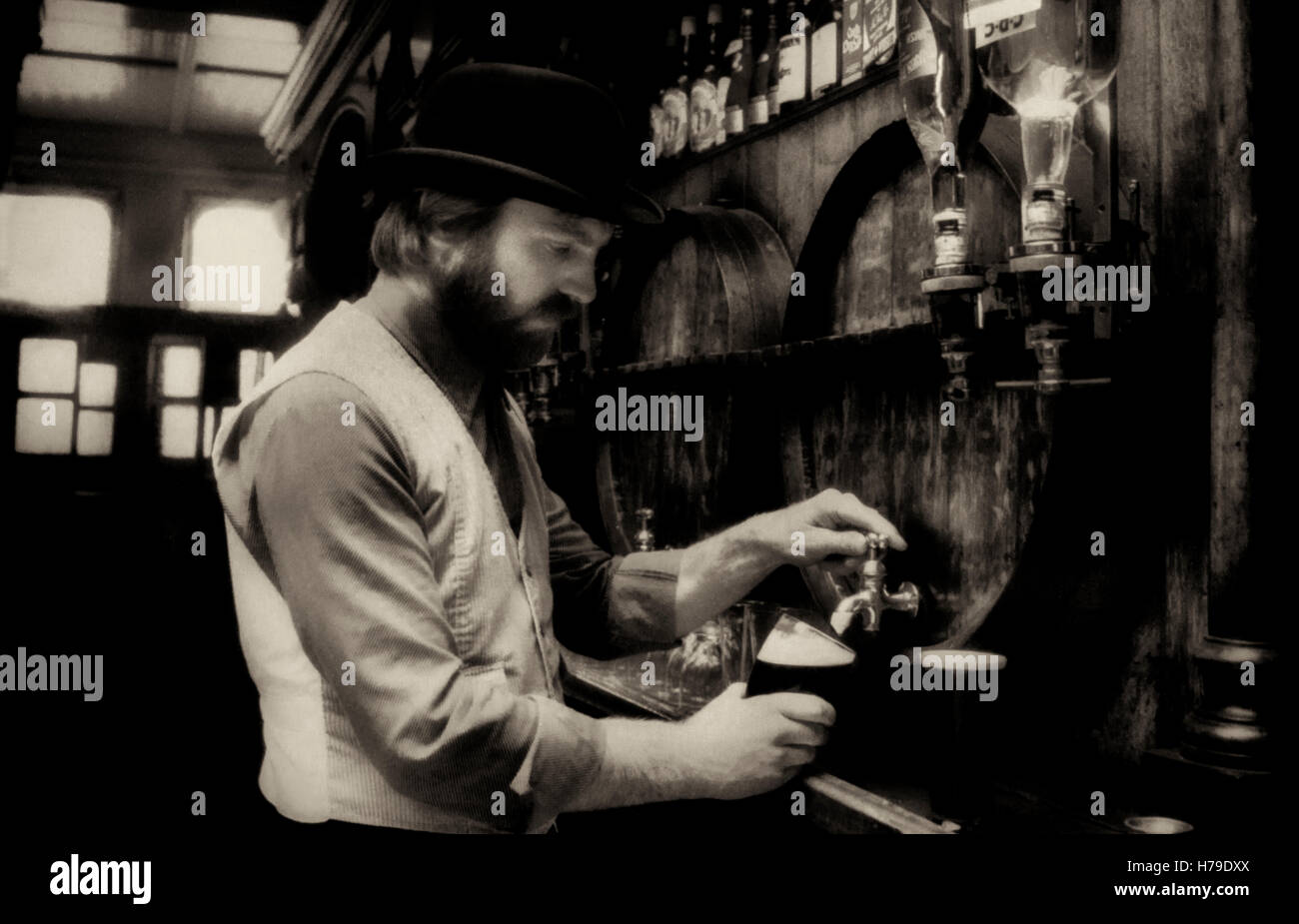 Barkeeper Gießen Stout in Ryans Traditionskneipe mit viktorianischen verfügt über Parkate Straße, Stadt Dublin, Irland: fotografiert 1980 Stockfoto