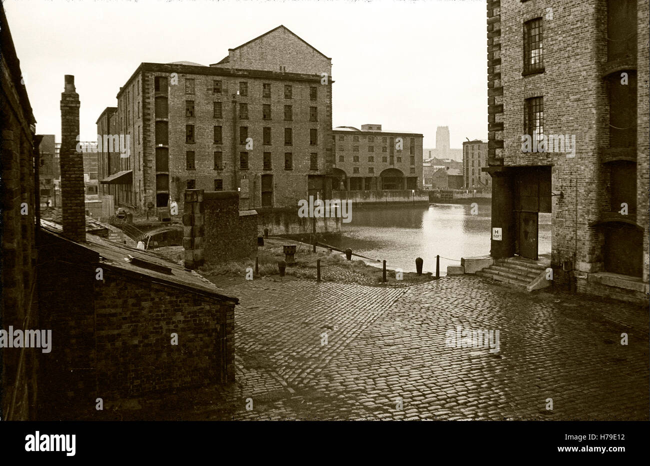 Das Albert Dock, entworfen von Jesse Hartley, wurde 1846 eröffnet, war das erste Bauwerk in Großbritannien aus Gusseisen, Ziegel und Stein gebaut und war das erste nicht-brennbaren Lagersystem in der Welt. Fotografiert um 1976, bevor es renoviert wurde, nach der Toxteth Aufstände von 1981, Stadt Liverpool, Merseyside, Lancashire, England Stockfoto