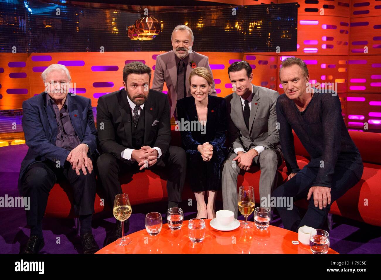 (Links-rechts) Sir David Attenborough, Ben Affleck, Graham Norton, Claire Foy, Matt Smith und Sting während der Dreharbeiten zu der Graham Norton Show in den Londoner Studios, Südlondon, am Freitag Abend auf BBC One ausgestrahlt werden. Stockfoto