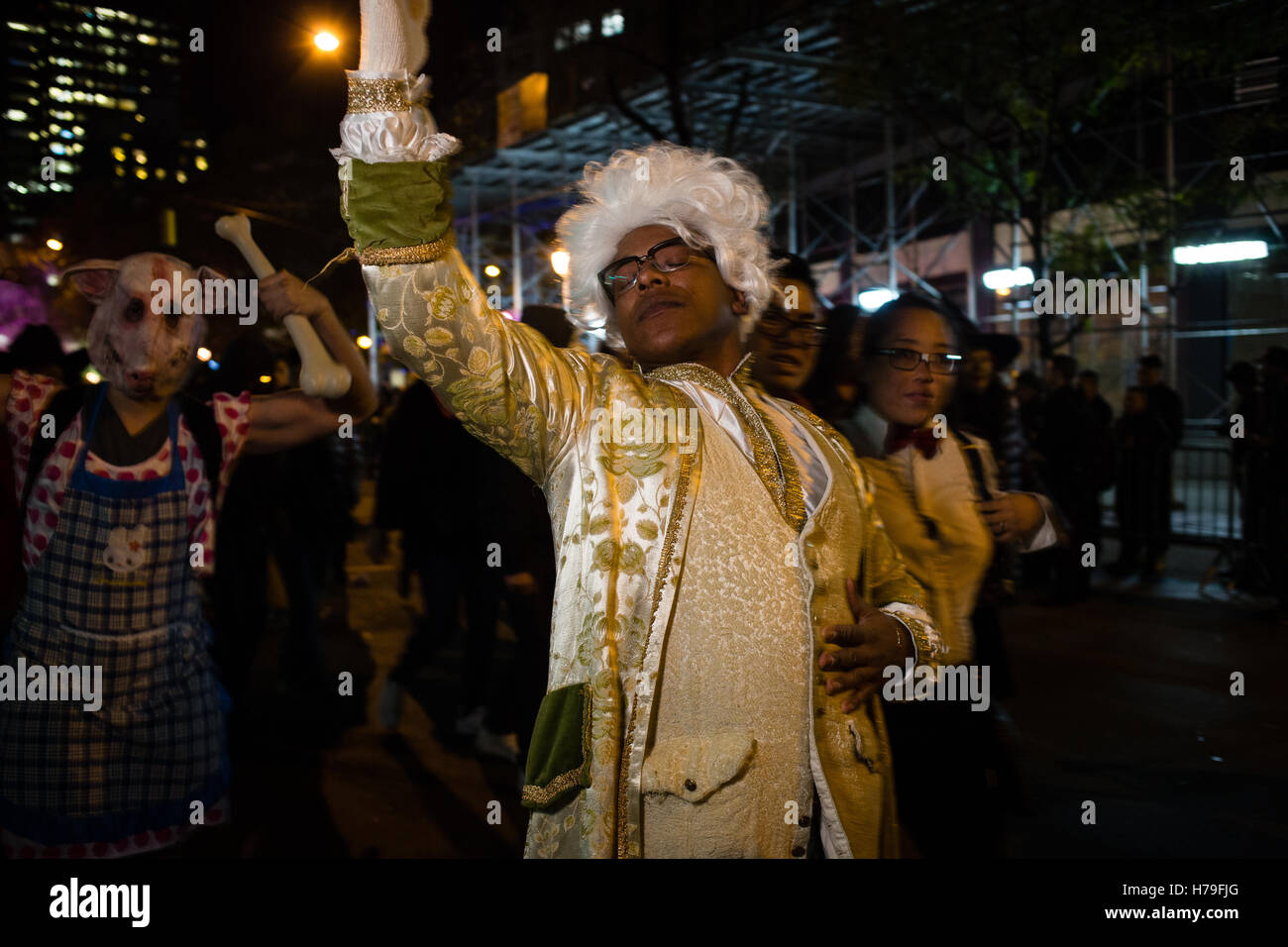 New York, NY - 31. Oktober 2016. Ein afrikanisch-amerikanischer Mann verkleidet als Alexander Hamilton in Greenwich Village Halloween Parad Stockfoto