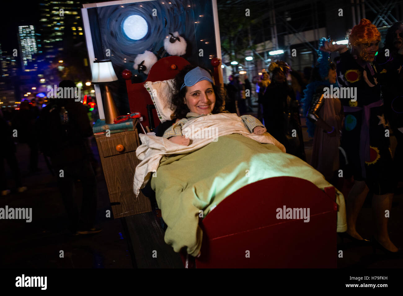 New York, NY - 31. Oktober 2016. Eine Frau wie in Bett mit Nachttisch, Kopfteil und Hintergrund mit einer Malerei Rem kostümiert Stockfoto