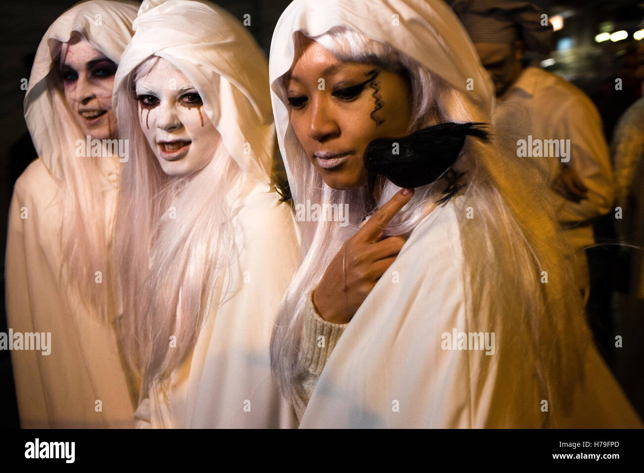 New York, NY - 31. Oktober 2016. Drei Frauen mit weißem Haar tragen weiße Outfits in Greenwich Village Halloween Parade. Stockfoto