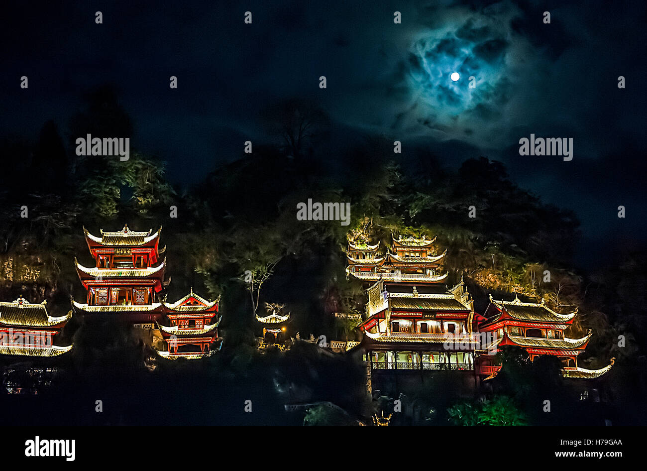 Die Black Dragon Cave von Zhenyuan bei Nacht. Provinz Guizhou (China) Stockfoto