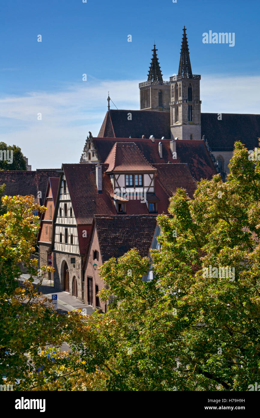 Alte Gebäude und Kirche von St. James in Rothenburg Ob der Tauber, mittelalterliche Stadt, Bayern, Deutschland Stockfoto