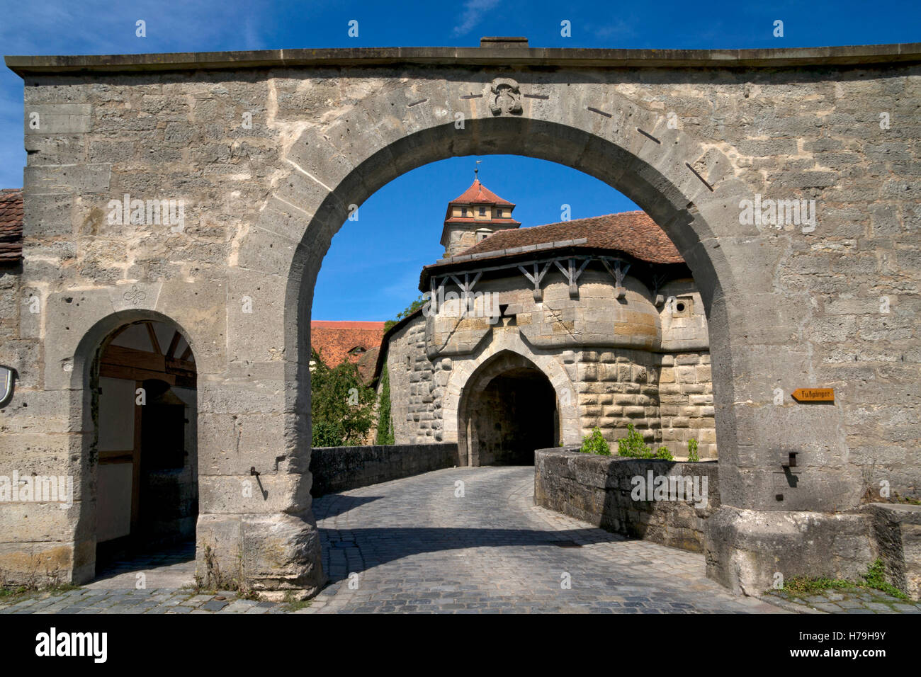 Durchgang in Stadtmauer in Rothenburg Ob der Tauber, mittelalterliche Stadt, Bayern, Deutschland Stockfoto