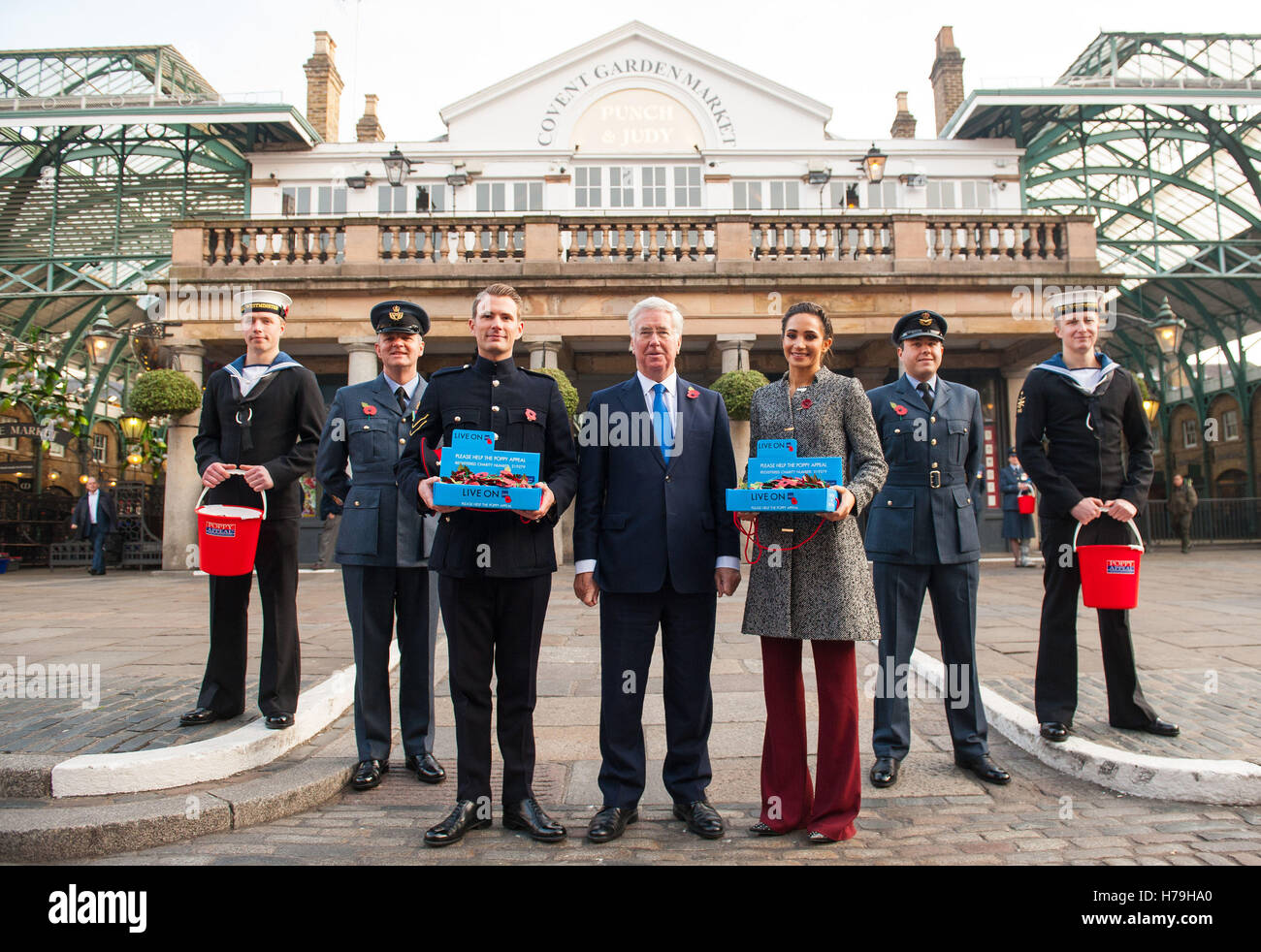 Obergefreiter Richard Jones (Dritter von links), Defence Secretary Michael Fallon (Mitte) und Sängerin Laura Wright bei der Vorstellung des London Poppy Day, die 2.000 Service-Mitarbeiter sammeln für die Royal British Legion jährliche Mohn Appell in Covent Garden in London sieht. Stockfoto