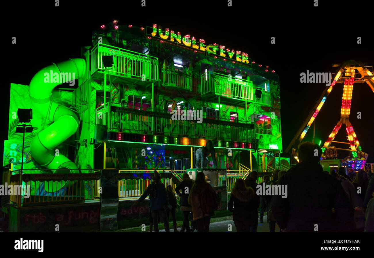 Jungle Fever Messegelände fahren nachts ein outdoor-Event. Stockfoto
