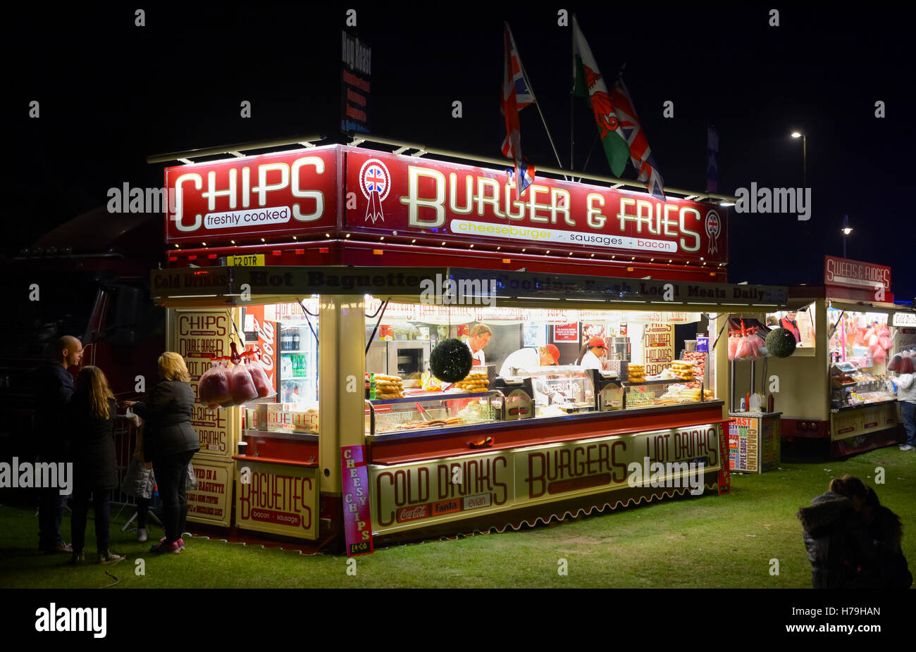 Mobilen Burger van außerhalb nachts ein outdoor-Event. Stockfoto