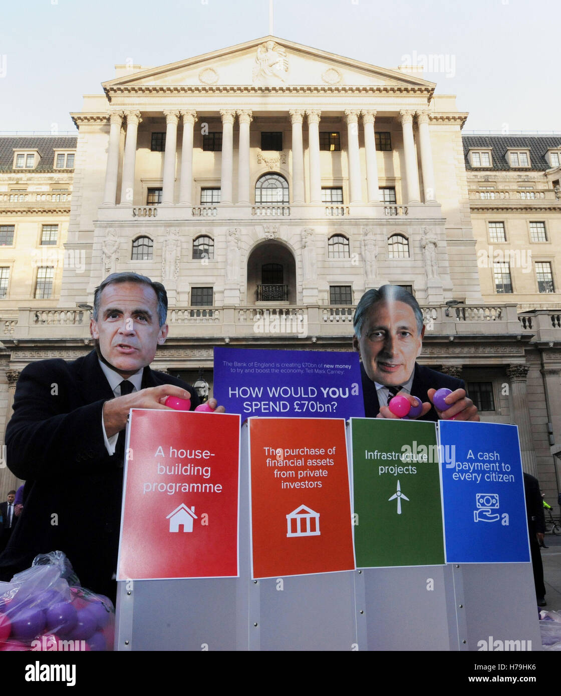 Aktivisten außerhalb der Bank of England, London, fordert die Bank ihre quantitative Lockerung zu ersetzen-Programm mit "QE for People", die Tatsache, die in ausländischem Besitz Unternehmen von der Bank Käufe von Anleihen profitieren. Stockfoto