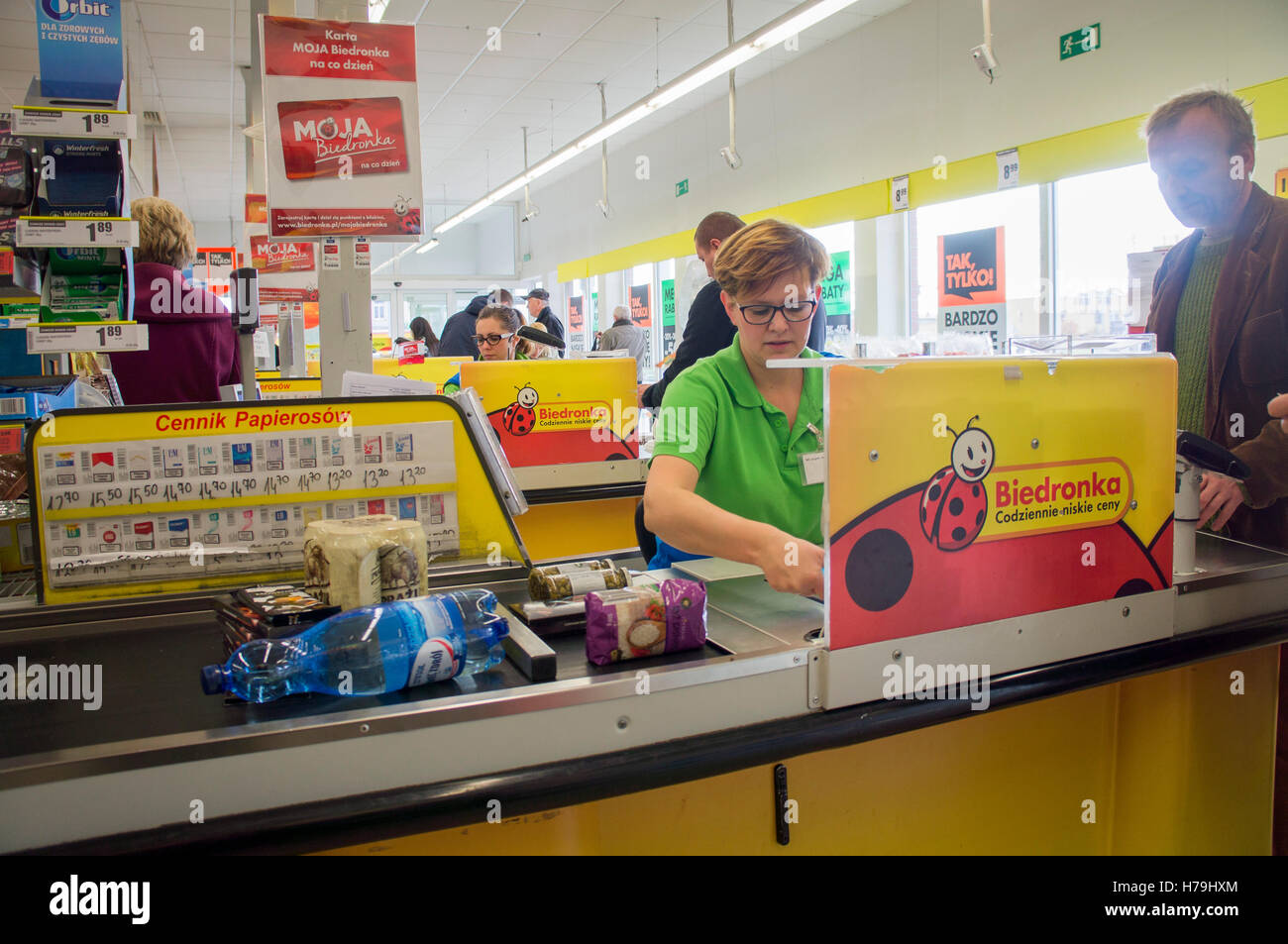 Einkaufen, Biedronka Supermarkt, Kasse, Kassierer Stockfotografie - Alamy
