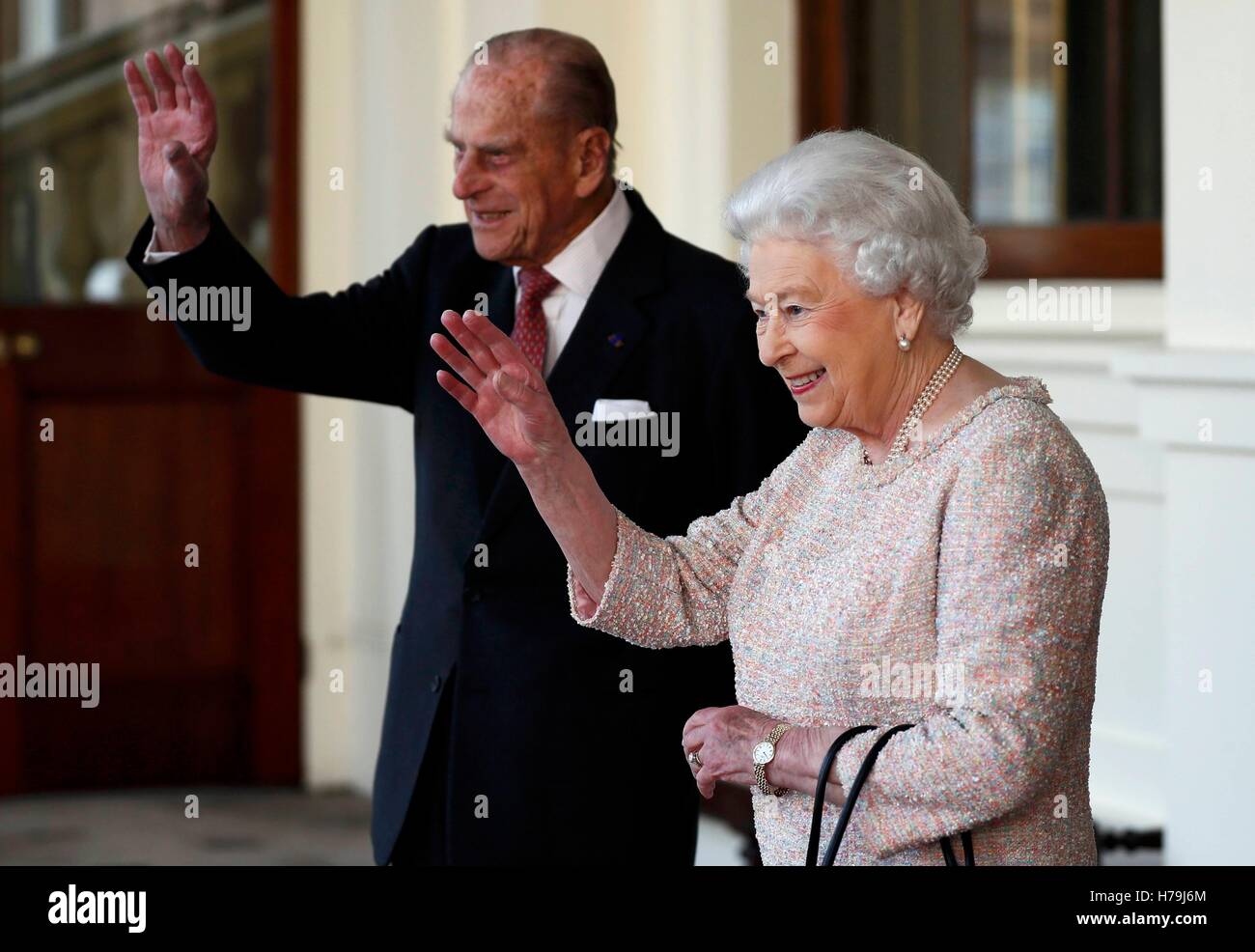 Königin Elizabeth II und der Herzog von Edinburgh Abschied Kolumbiens Präsident Juan Manuel Santos und seine Frau Maria Clemencia de Santos nach ihrem Zustand zu besuchen, im Buckingham Palace in London. Stockfoto