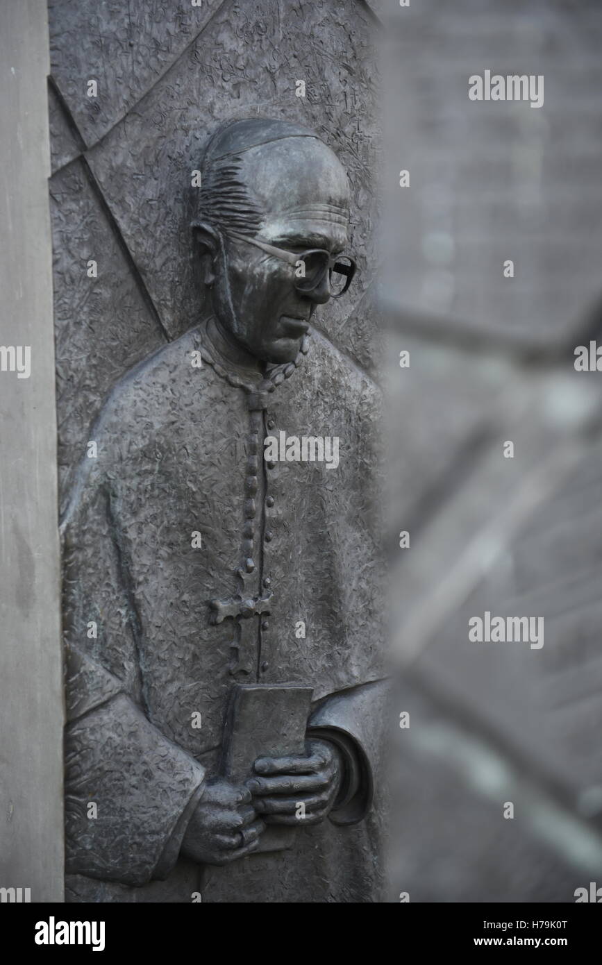 Die Sheppard-Worlock Statue von Stephen Broadbent auf Hope Street, Liverpool, England, UK Stockfoto