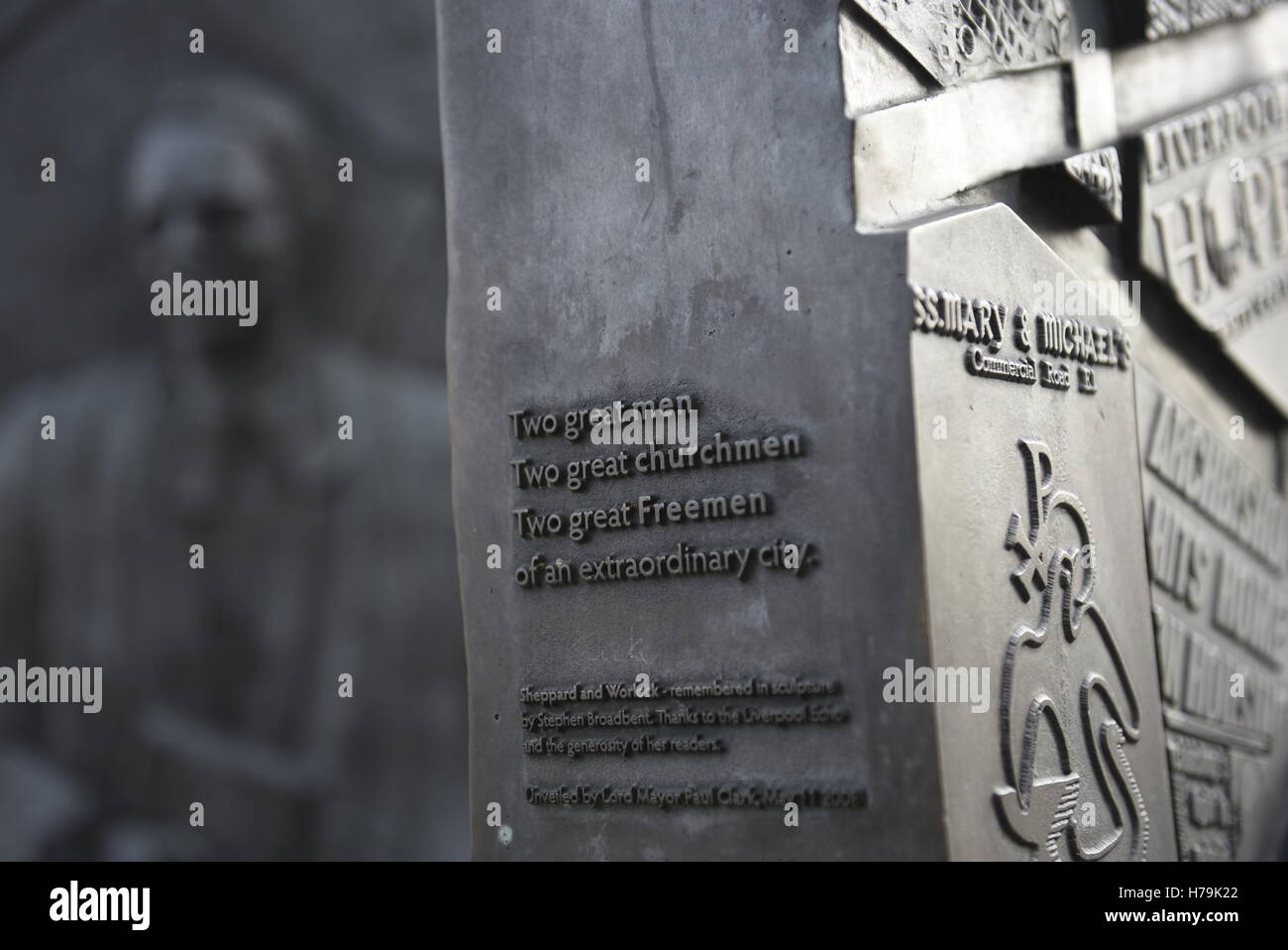 Die Sheppard-Worlock Statue von Stephen Broadbent auf Hope Street, Liverpool, England, UK Stockfoto