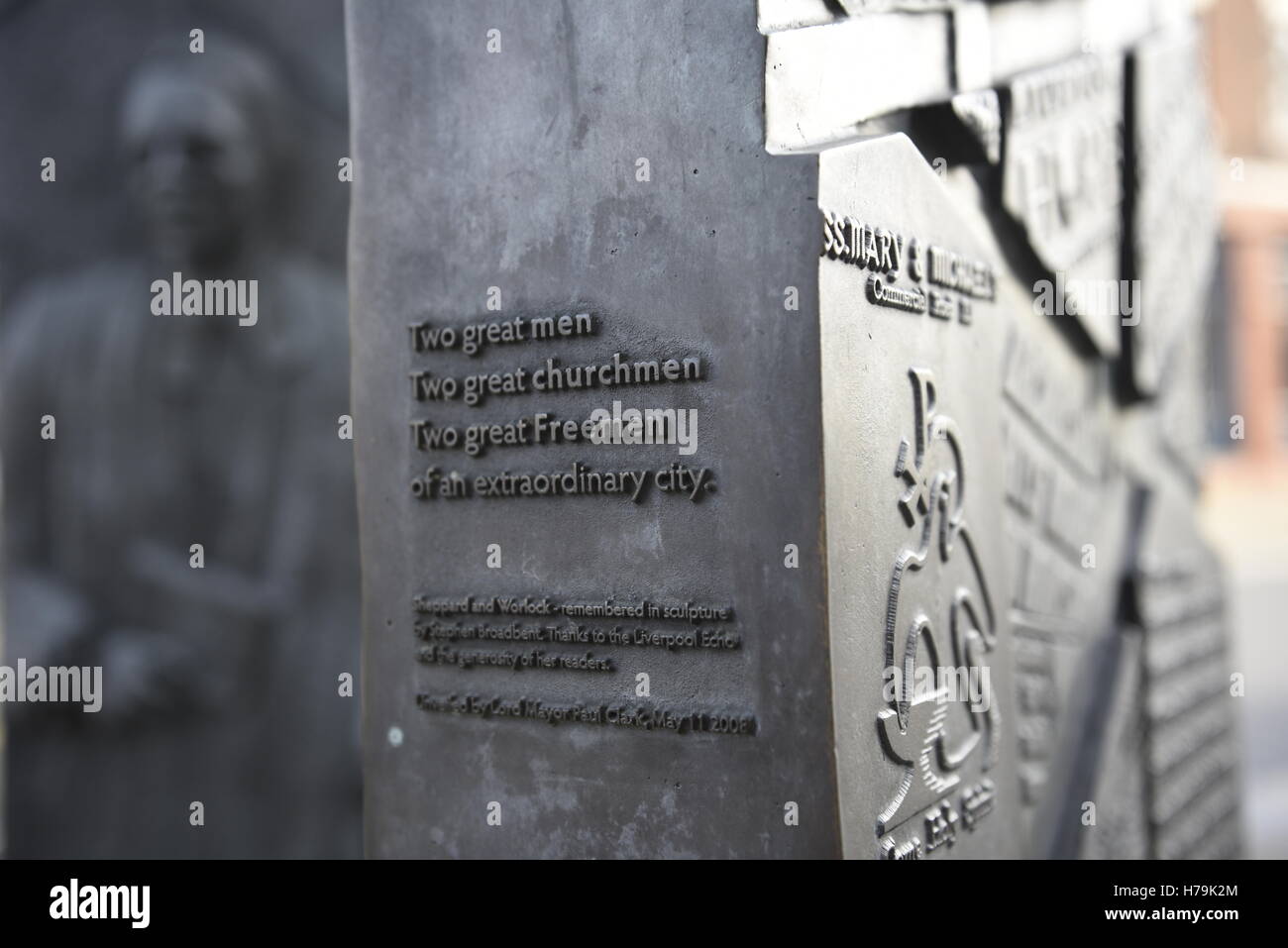Die Sheppard-Worlock Statue von Stephen Broadbent auf Hope Street, Liverpool, England, UK Stockfoto