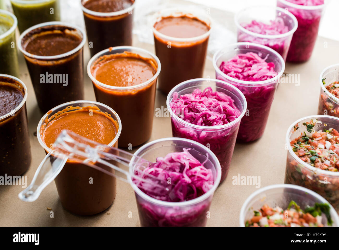 Saucen und Gewürze für mexikanisches Essen. Stockfoto