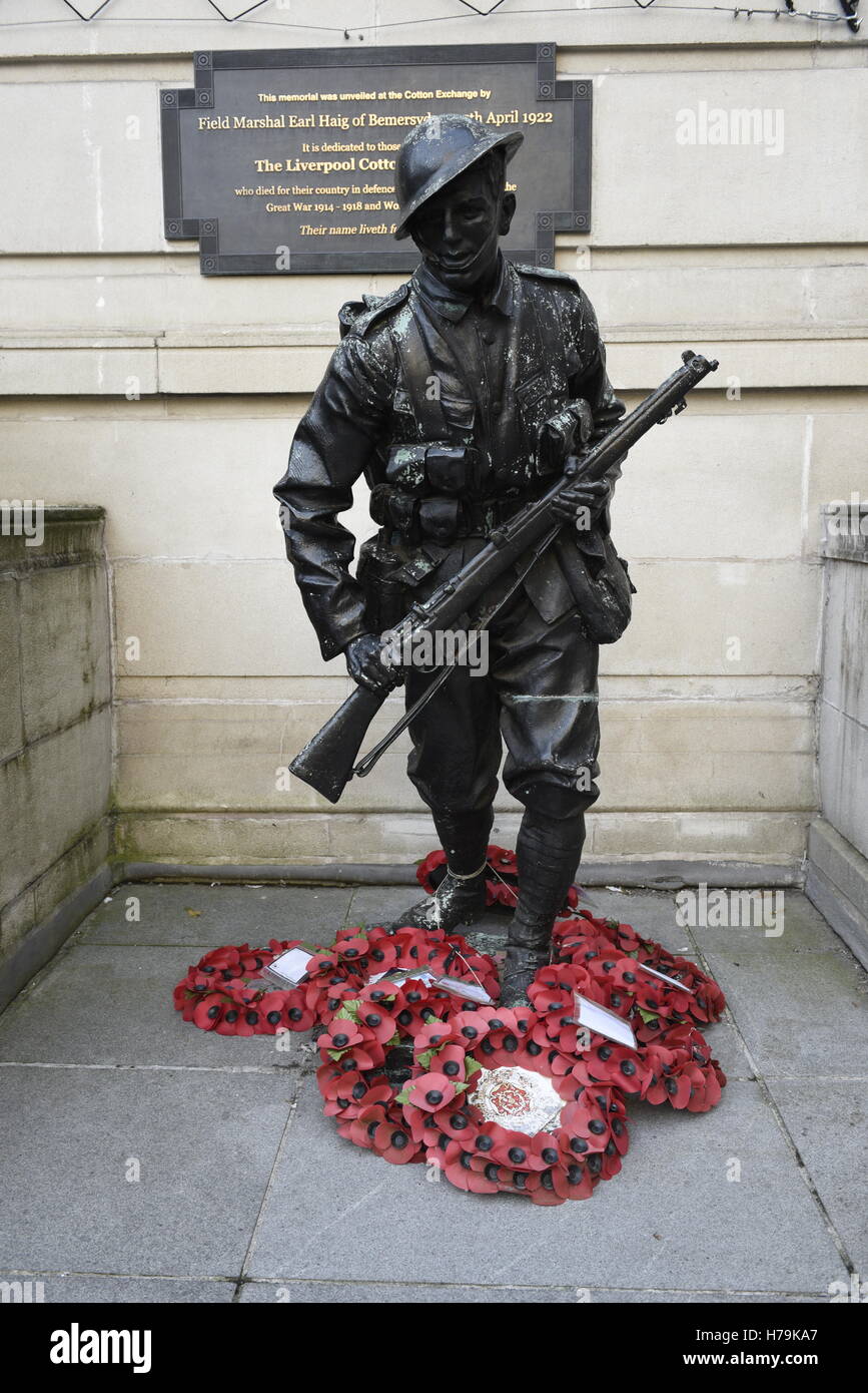 Liverpool Cotton Association Soldat Statue, Exchange Fahnen, Liverpool. Es zeigt einen Soldaten in uniform voran, hält ein Gewehr, mit Mohn unter. Stockfoto