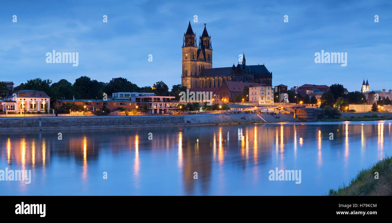 St. Mauritius und St. Katharina Cathedral und Elbe in der Abenddämmerung, Magdeburg, Sachsen-Anhalt, Deutschland Stockfoto