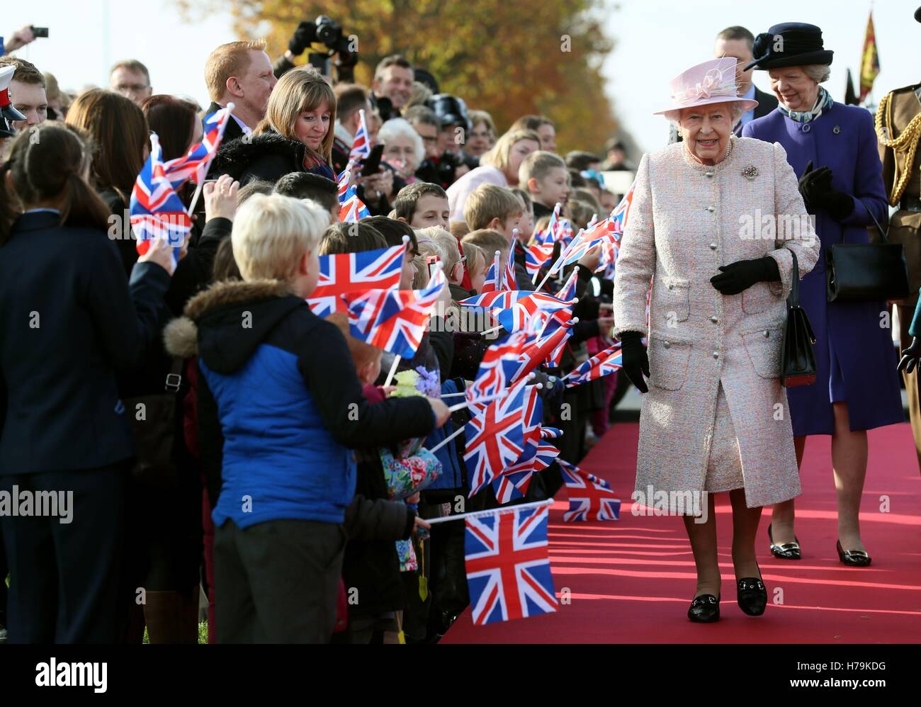 Königin Elizabeth II in Newmarket Racecourse, wo sie eine Statue von Fohlen und eine Stute als Geschenk im Jahr ihres 90. Geburtstages enthüllt bezeichnet bei einem Besuch in der Stadt oft als Hauptquartier der British racing. Stockfoto