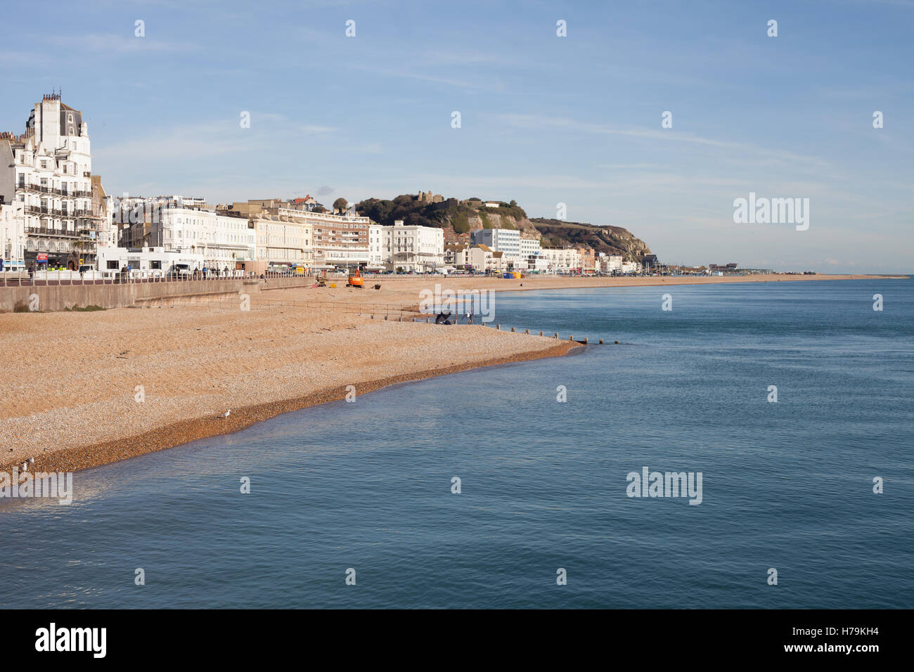 Blick nach Osten in Richtung der Stadt im Westen und Osten Hügel vom Pier, Hastings, East Sussex, UK Stockfoto