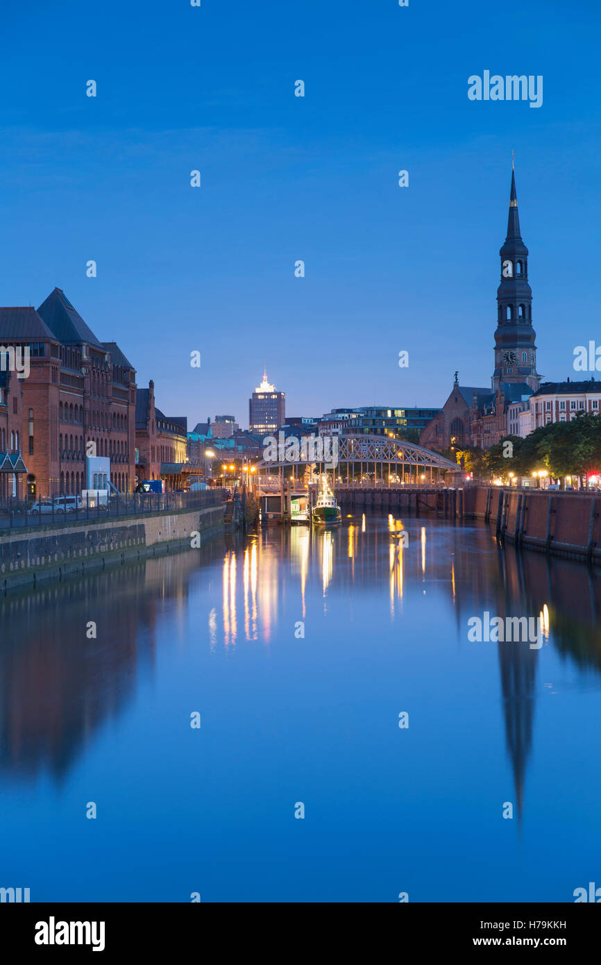 St.-Katharinen-Kirche und Lagerhäusern der Speicherstadt, Hamburg, Deutschland Stockfoto