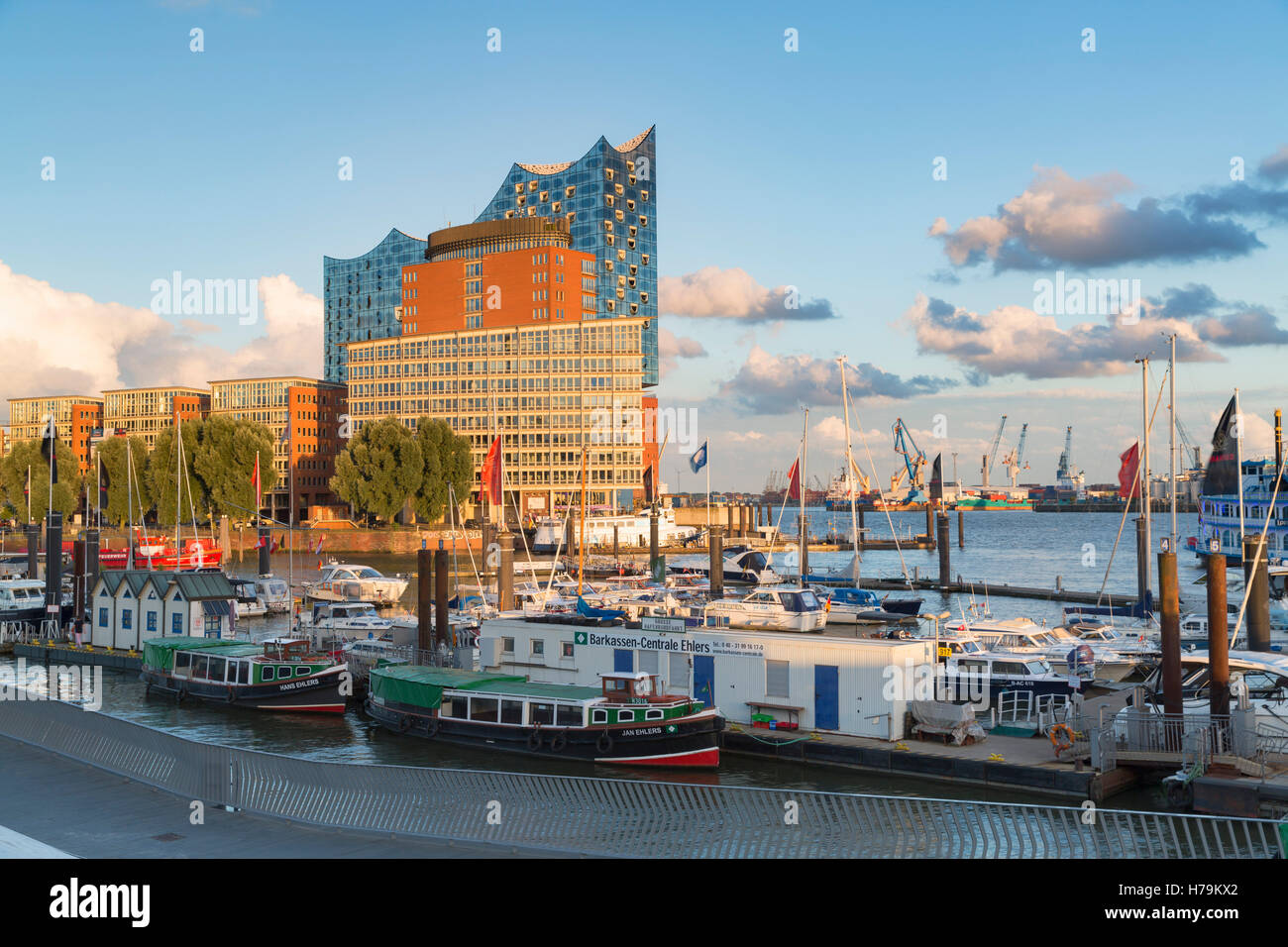 Elbphilharmonie Concert Hall, Elbpromenade und Hafen, Hamburg, Deutschland Stockfoto