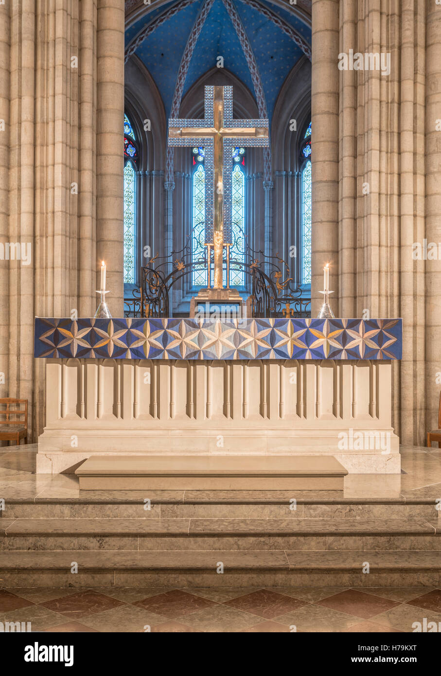 Der Altar mit dem Kristall zu überqueren. Innere der Kathedrale von Uppsala (Domkyrka). Uppsala, Schweden, Skandinavien. Stockfoto