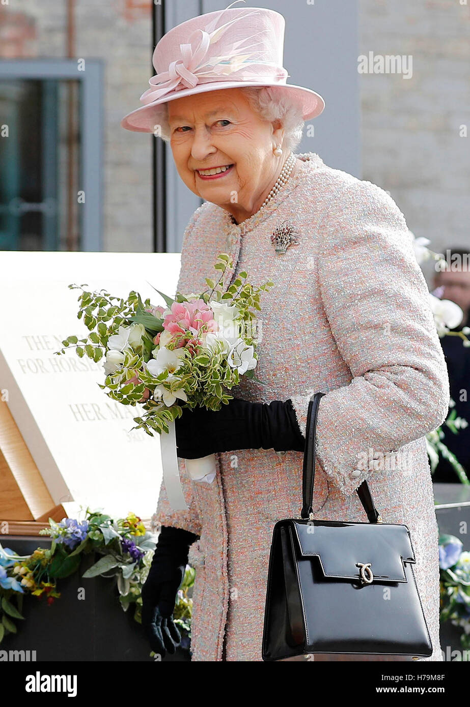 Königin Elizabeth II lächelt während eines Besuchs in der National Heritage Centre für Pferderennen und sportliche Art in Newmarket. Stockfoto