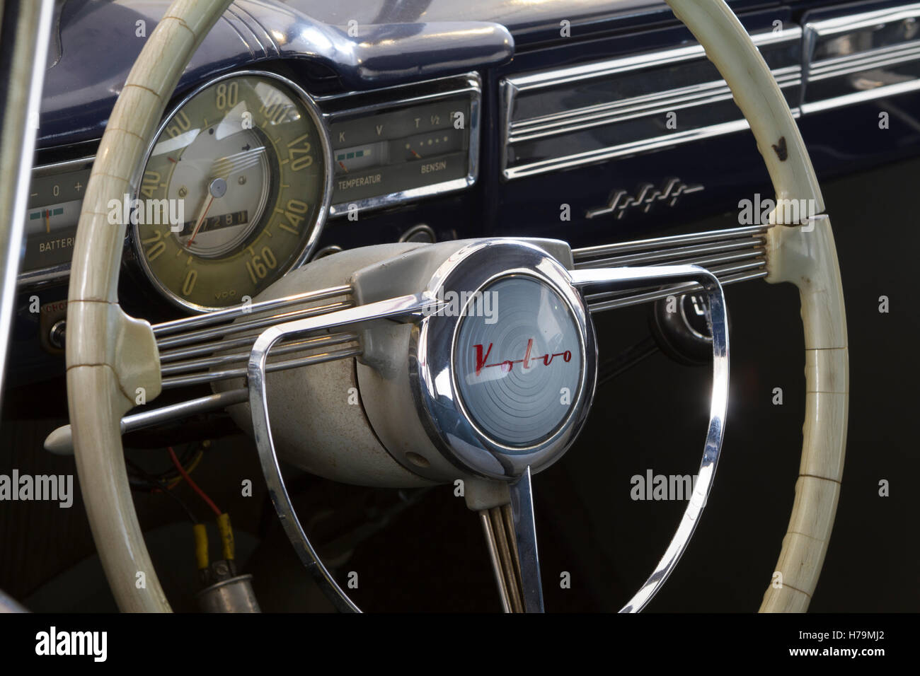 Lenkrad und Armaturenbrett des Jahres 1957 Volvo 444 während Oldtimer  Auktion in Turin, Italien. (Foto: Marco Destefanis / Pacific Press  Stockfotografie - Alamy