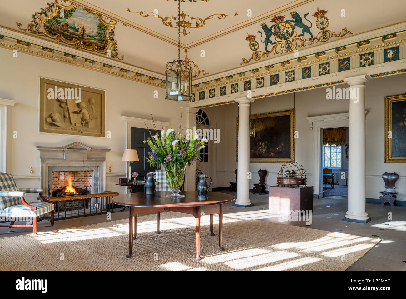 Gesteck auf Holztisch im Empfangsraum des restaurierten Palladio 18. Jahrhundert Dumfries House, Ayrshire, Schottland Stockfoto