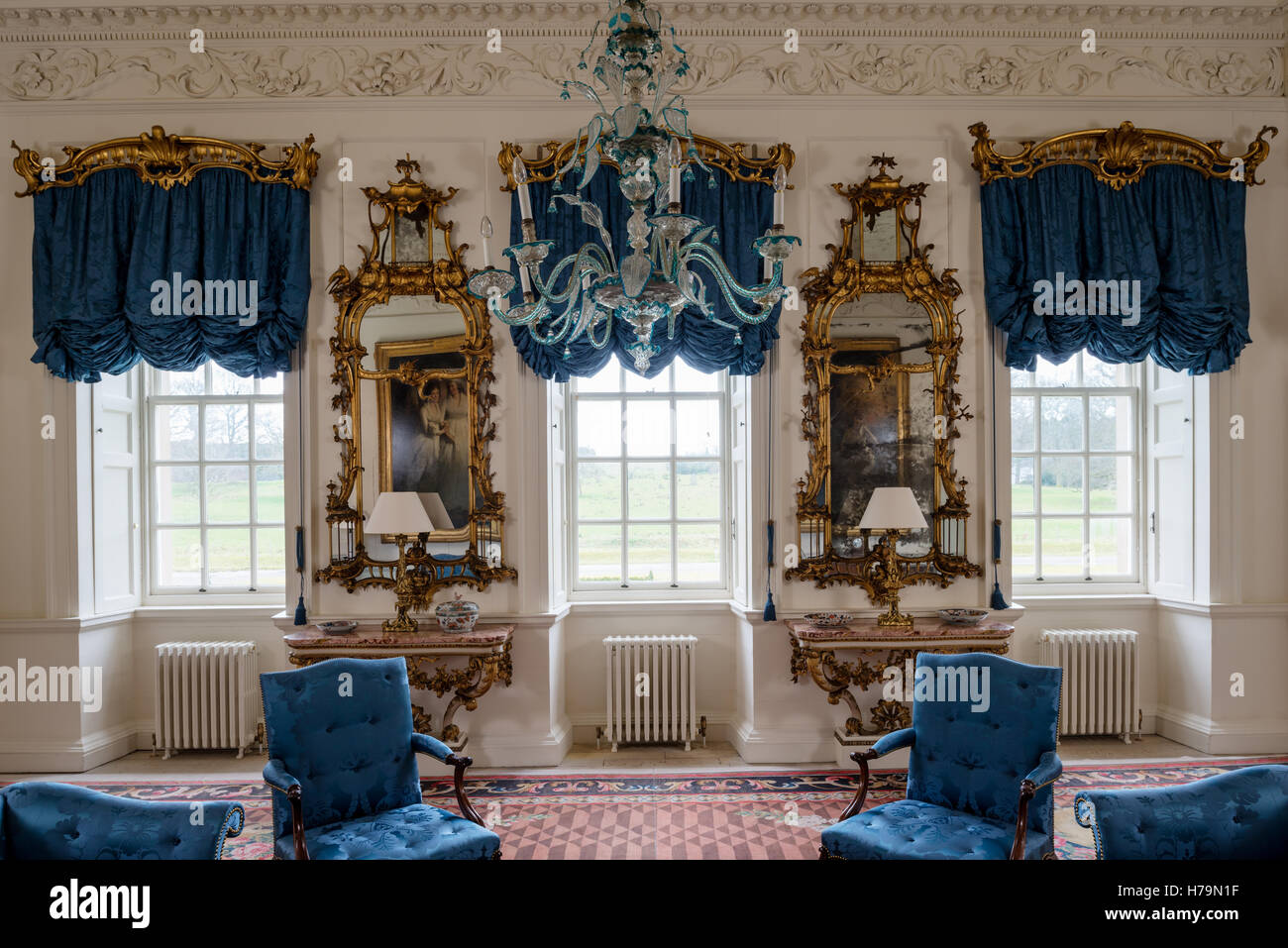 Blaue Vorhänge mit vergoldeten gerahmte Spiegel im Salon des 18. Jahrhunderts Dumfries House, Ayrshire, Schottland Stockfoto