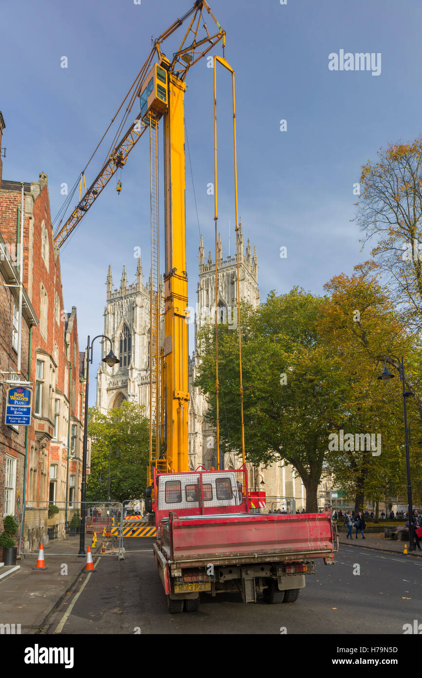 Ein riesiger Kran vor York Minster beim nahe gelegenen Bau arbeiten Stockfoto